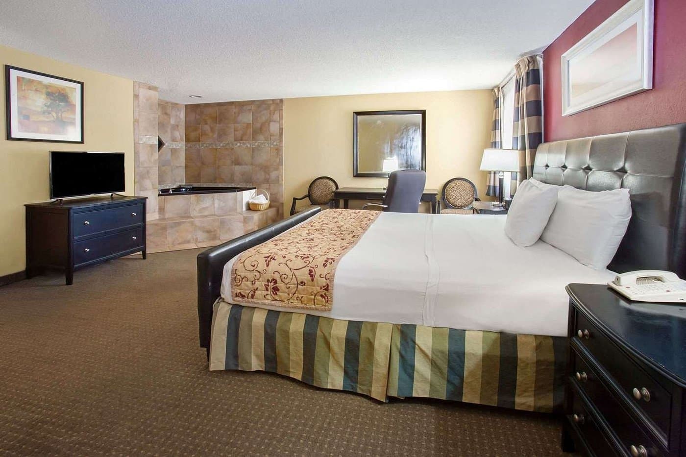 Ramada by Wyndham Bettendorf has jacuzzi suites