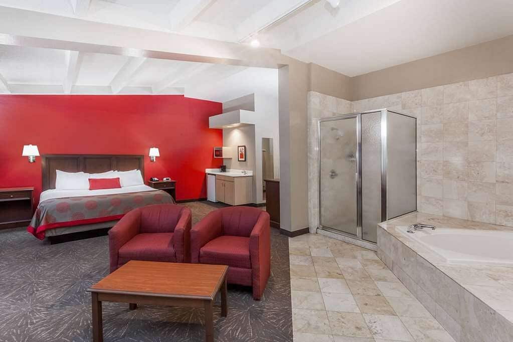 Ramada by Wyndham Hammond Hotel & Conference Center has jacuzzi suites