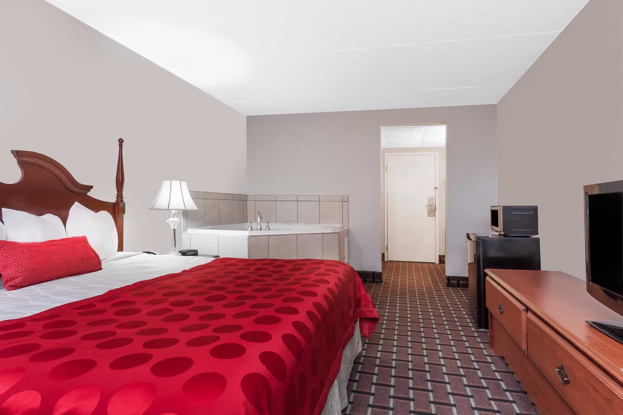 Ramada by Wyndham Henderson Evansville has jacuzzi suites