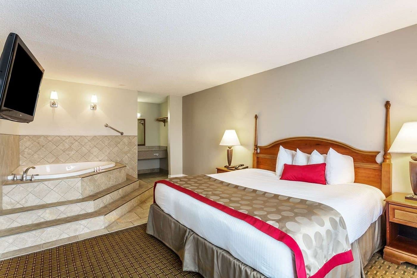 Ramada by Wyndham Houma has jacuzzi suites