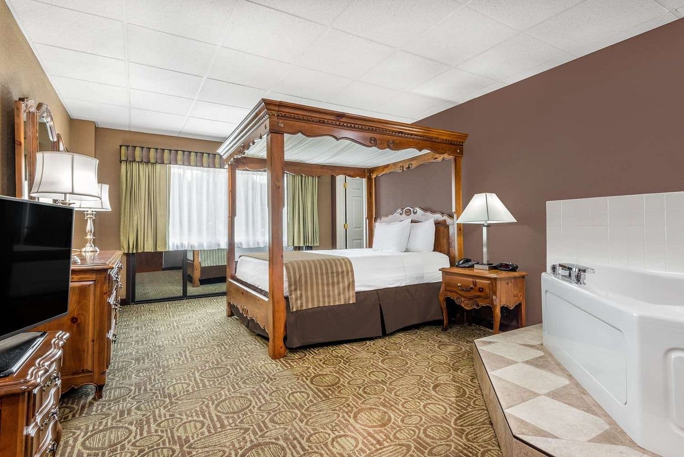 Ramada by Wyndham Paintsville Hotel & Conference Center has jacuzzi suites