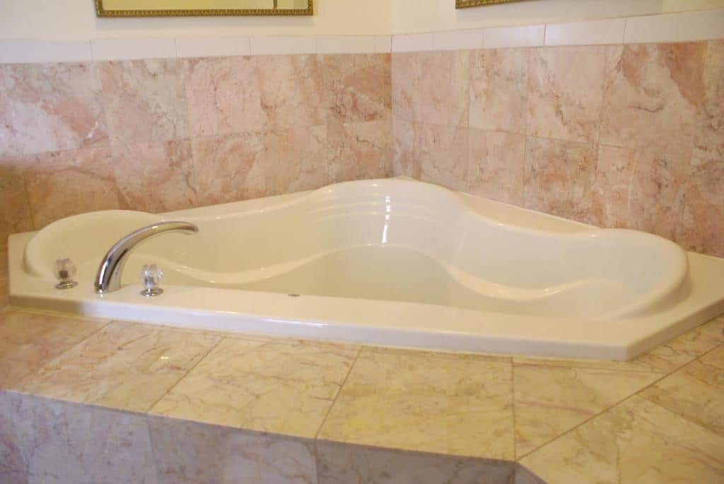 Raritan Hotel has jacuzzi suites