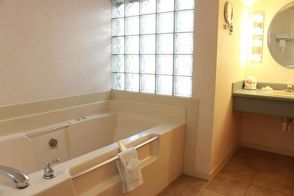 Red Arrow Boutique Hotel has jacuzzi suites