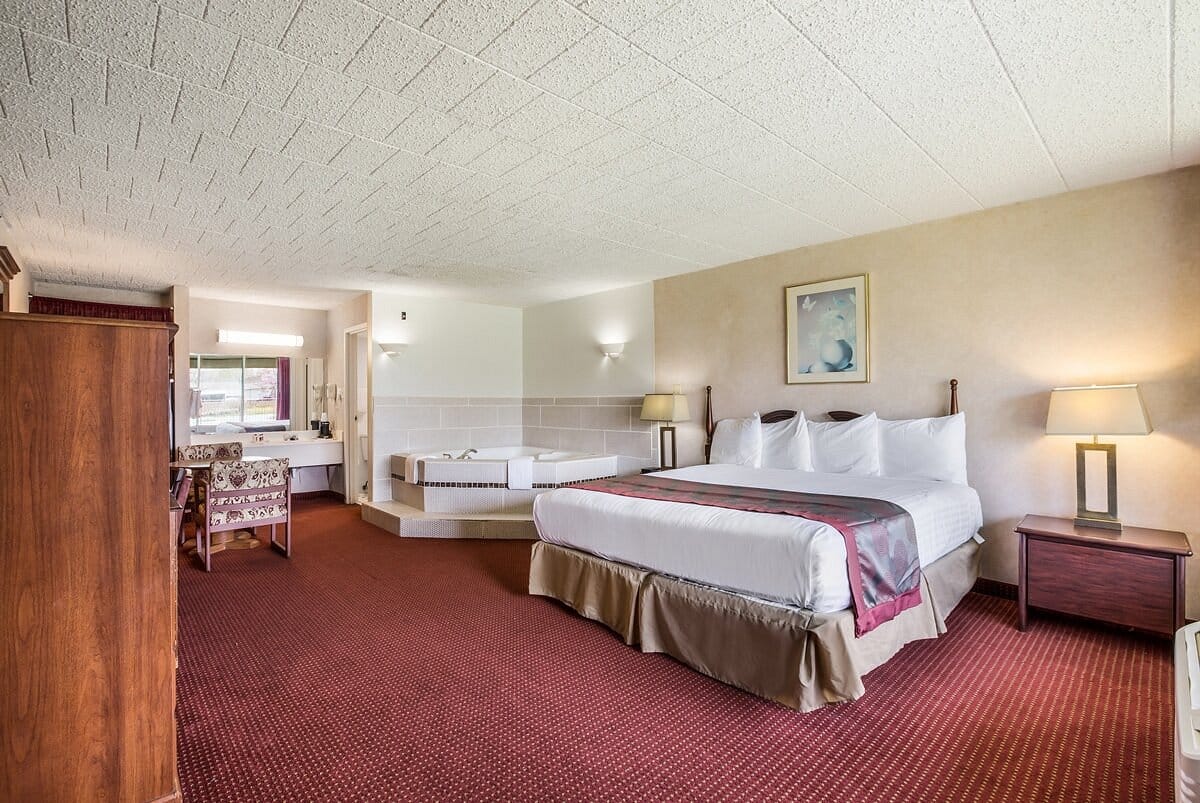 Red Carpet Inn & Suites Hazelton has jacuzzi suites