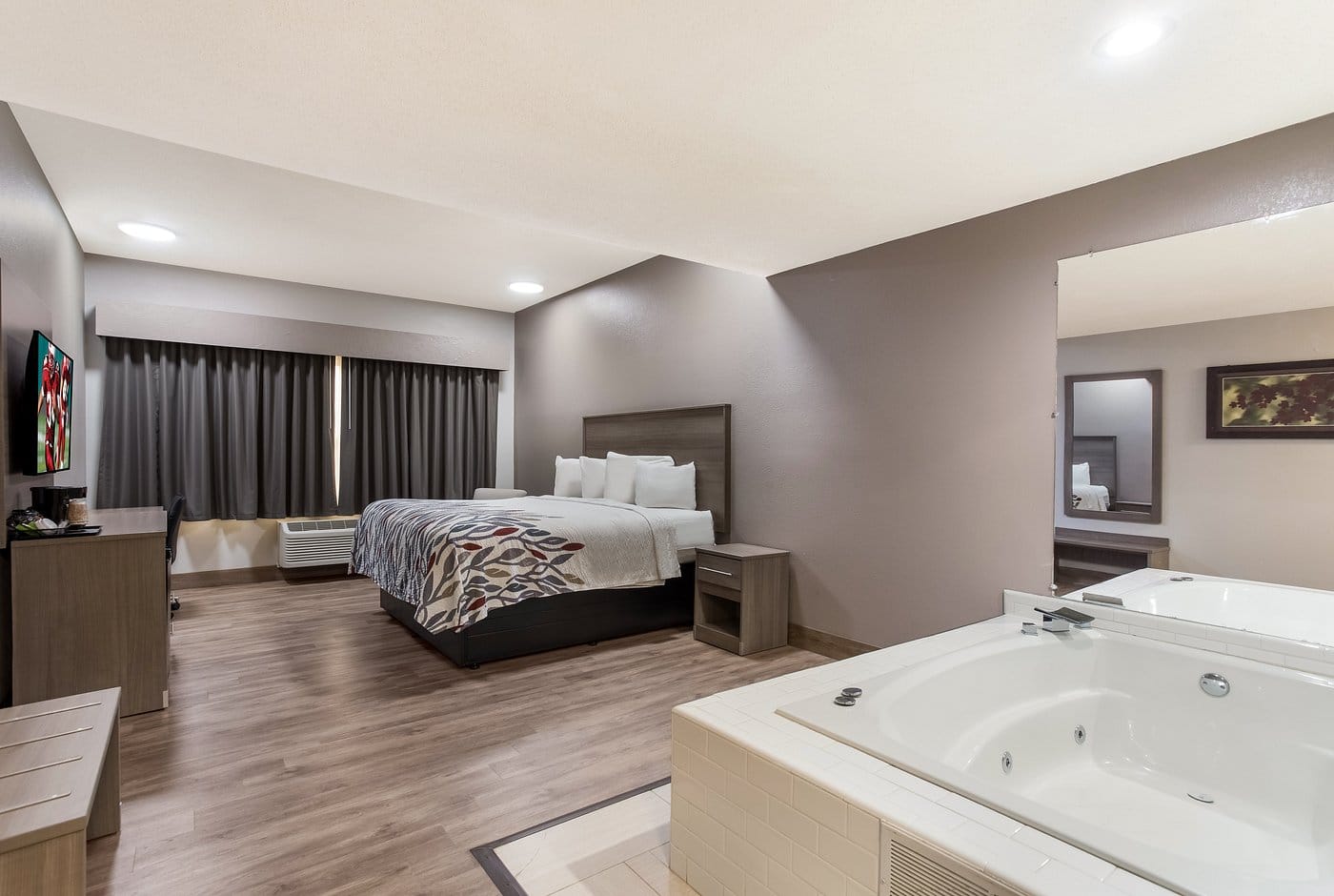 Red Roof Inn & Suites Corbin has jacuzzi suites