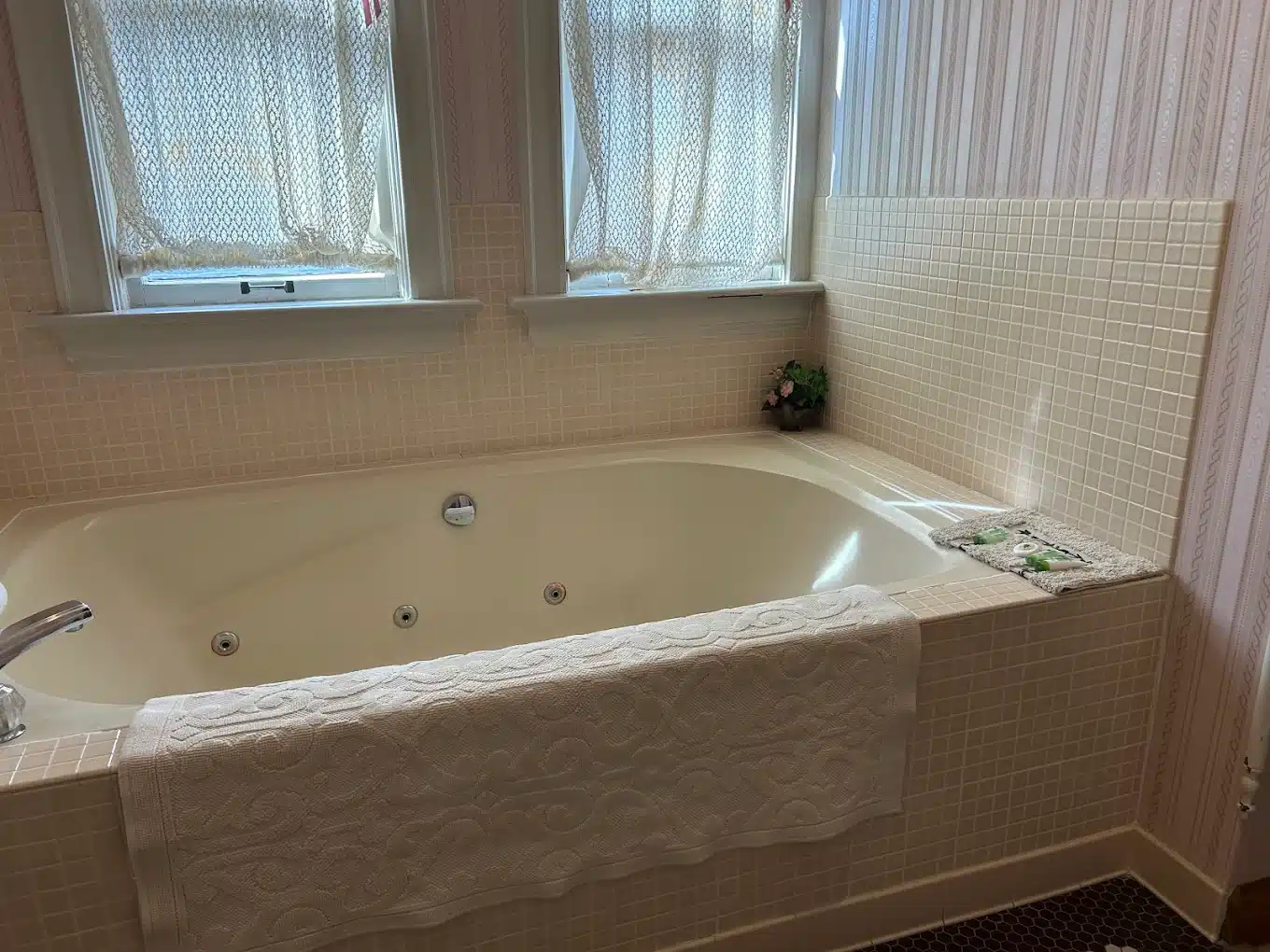 Redstone Inn & Suites has jacuzzi suites