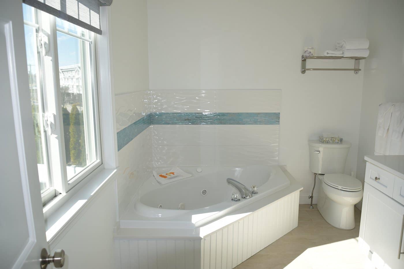Rhea’s Inn by the Sea has jacuzzi suites