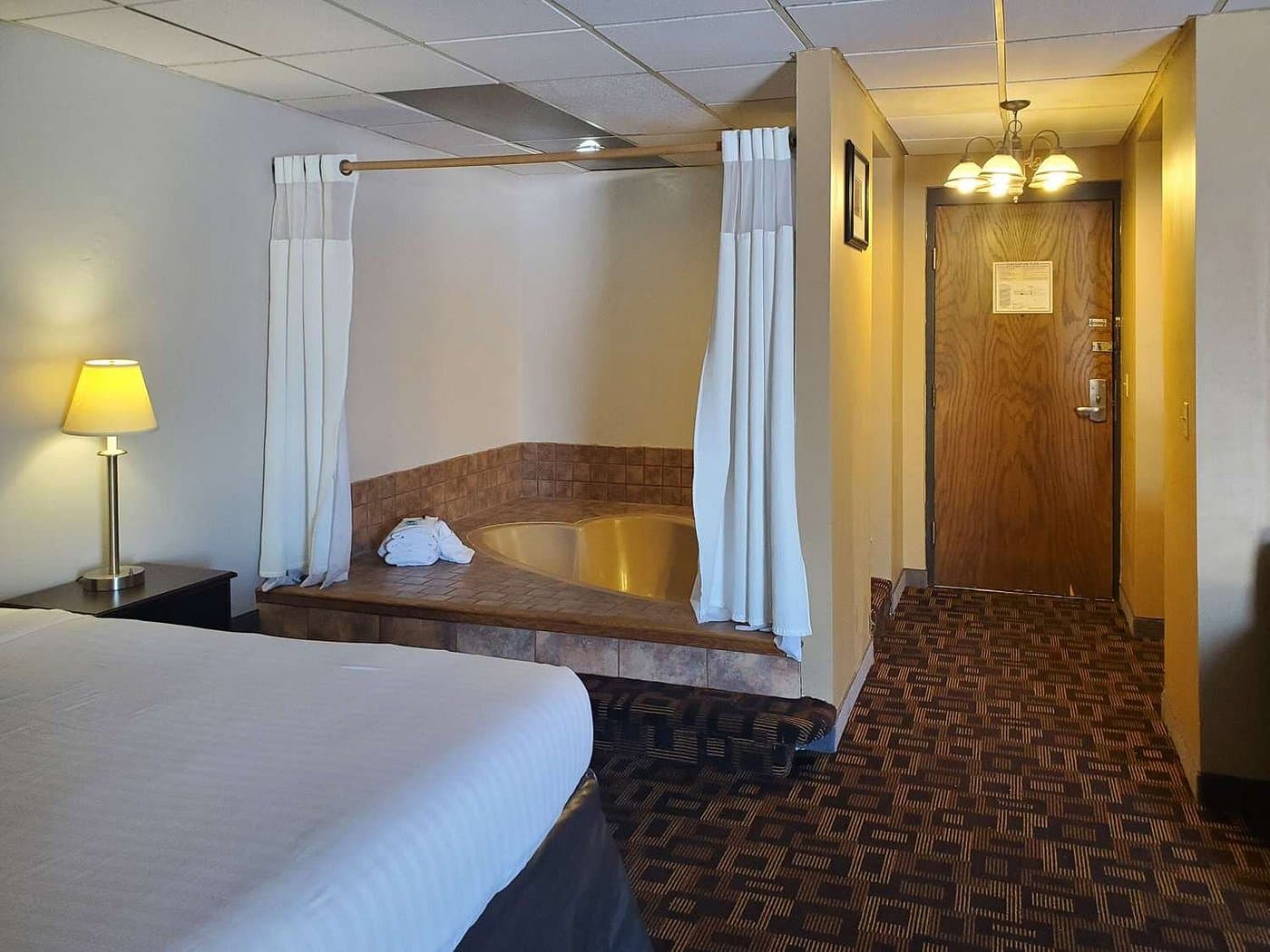 Rodeway Inn McPherson has jacuzzi suites