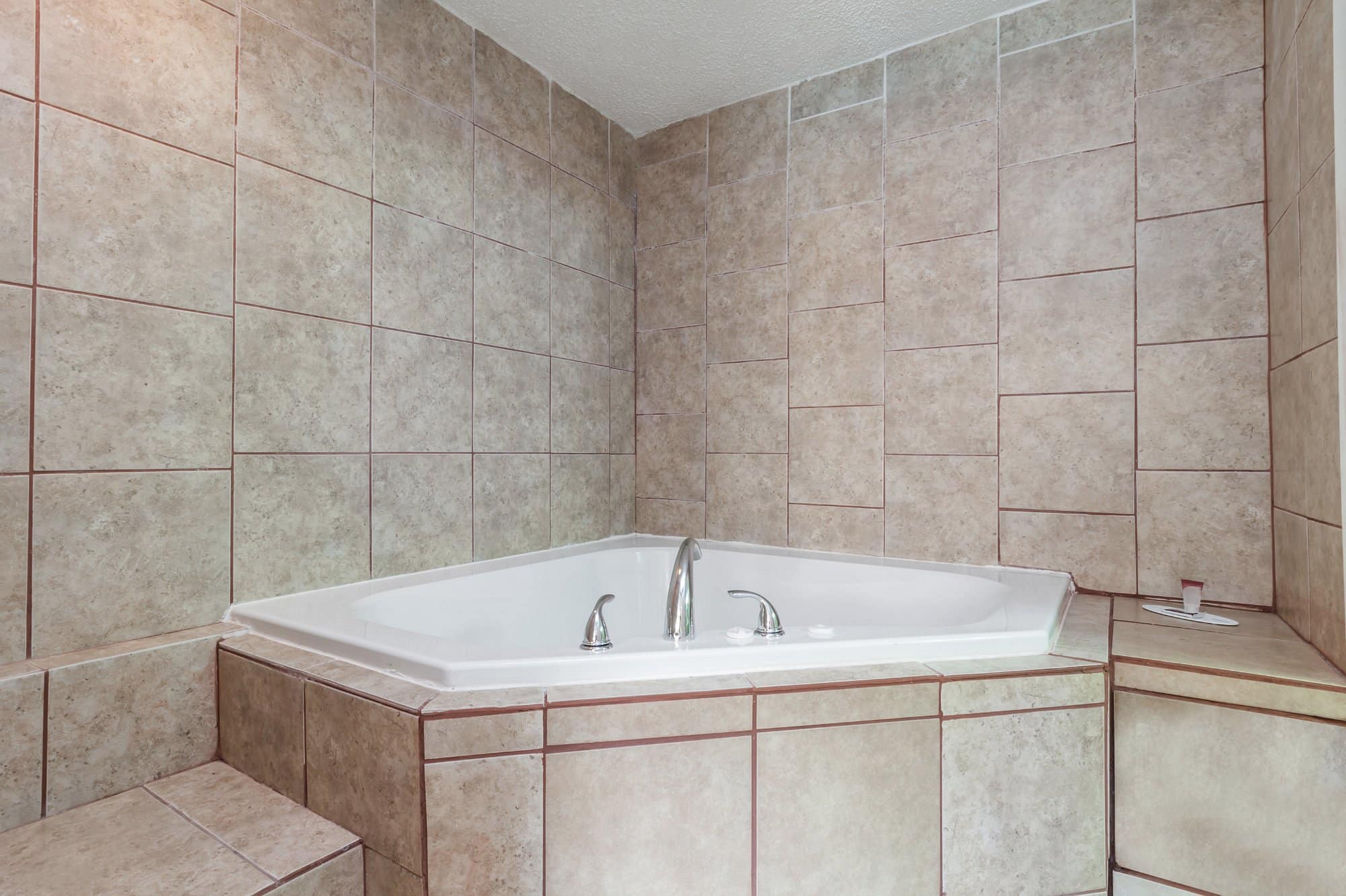 Rodeway Inn Metairie has jacuzzi suites