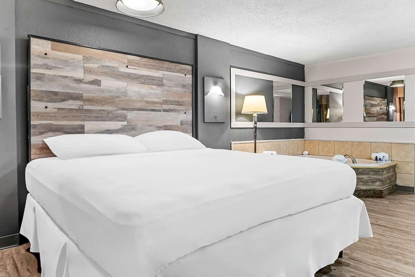 Ramada by Wyndham Saginaw Hotel & Suites has Jacuzzi suites