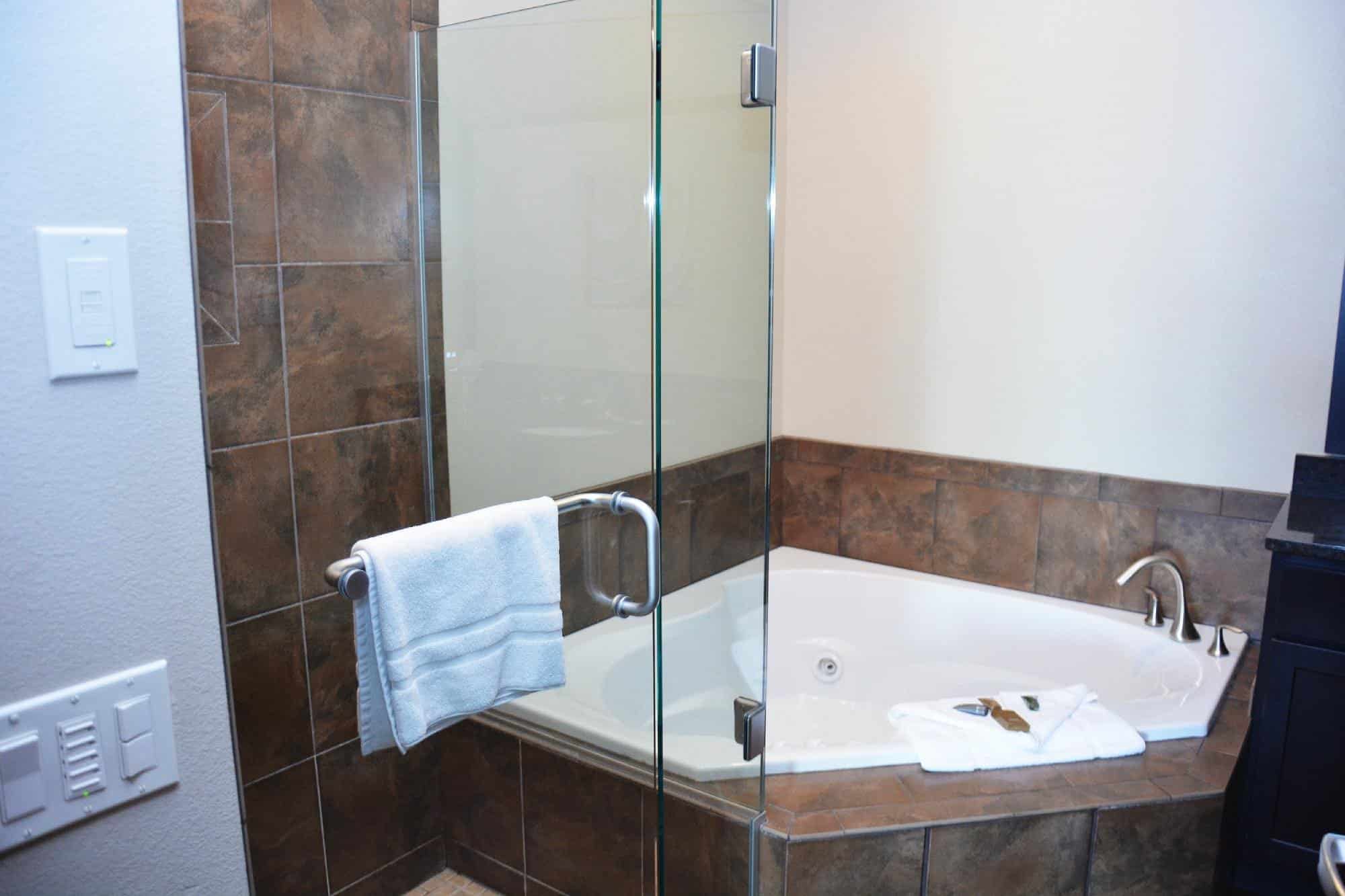 Roosevelt Inn & Suites has suites with private hot tub