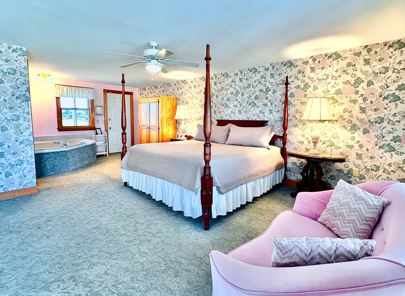 Rose Farm Inn has jacuzzi suites