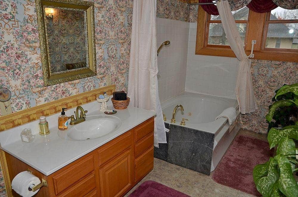 Saravilla Bed and Breakfast has jacuzzi suites