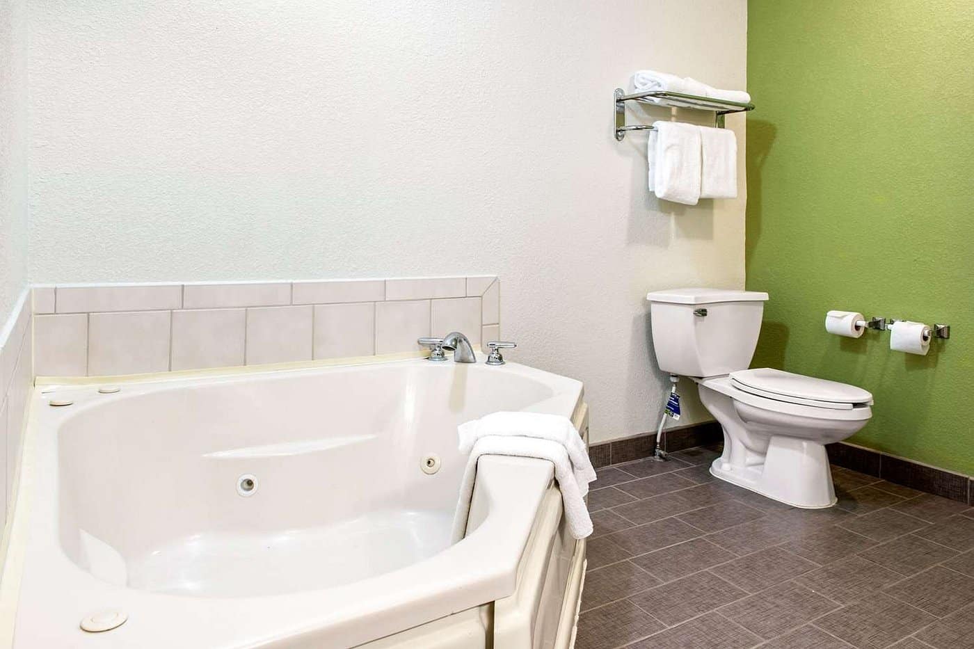 Sleep Inn & Suites Columbus IN has jacuzzi suites