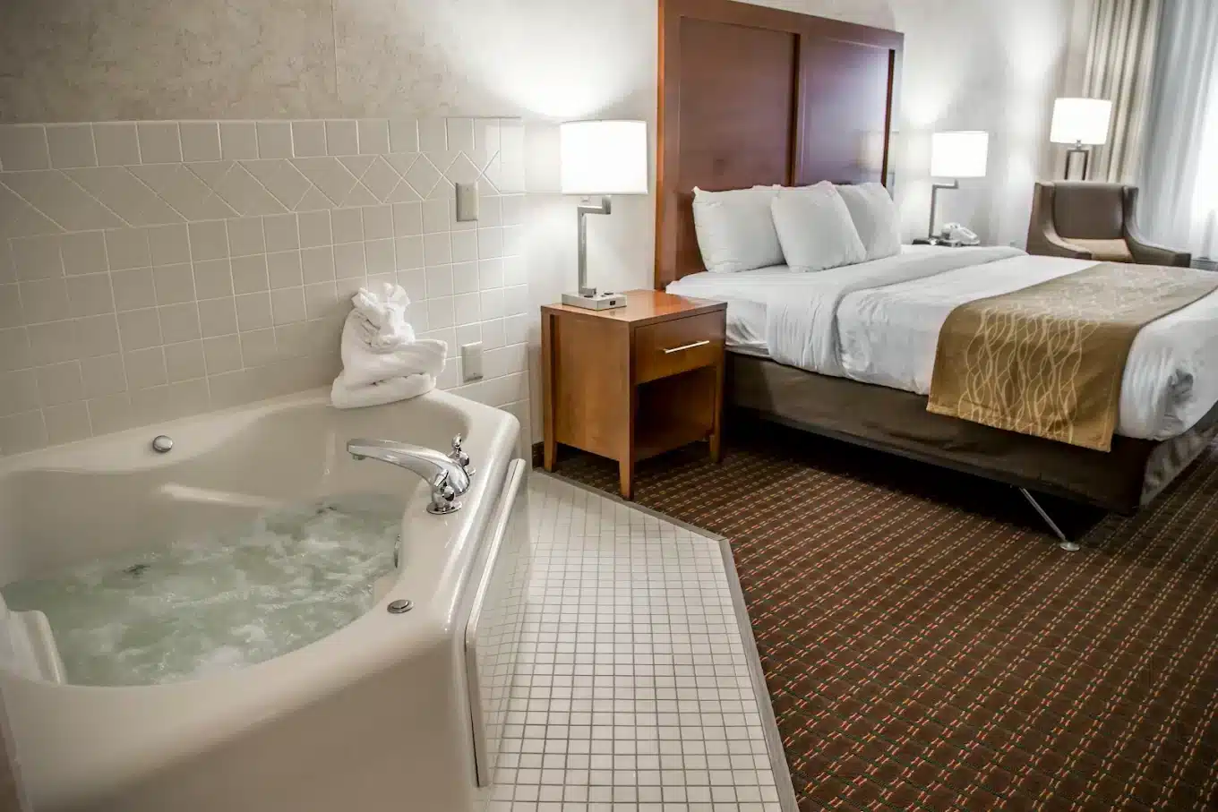Sleep Inn & Suites Davenport - Quad Cities has Jacuzzi suites
