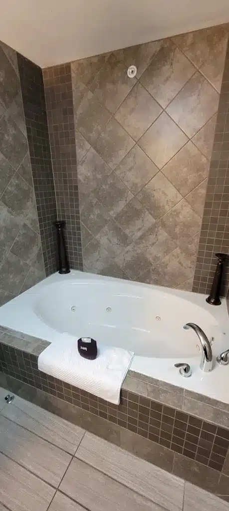 Sleep Inn & Suites Garden City has jacuzzi suites