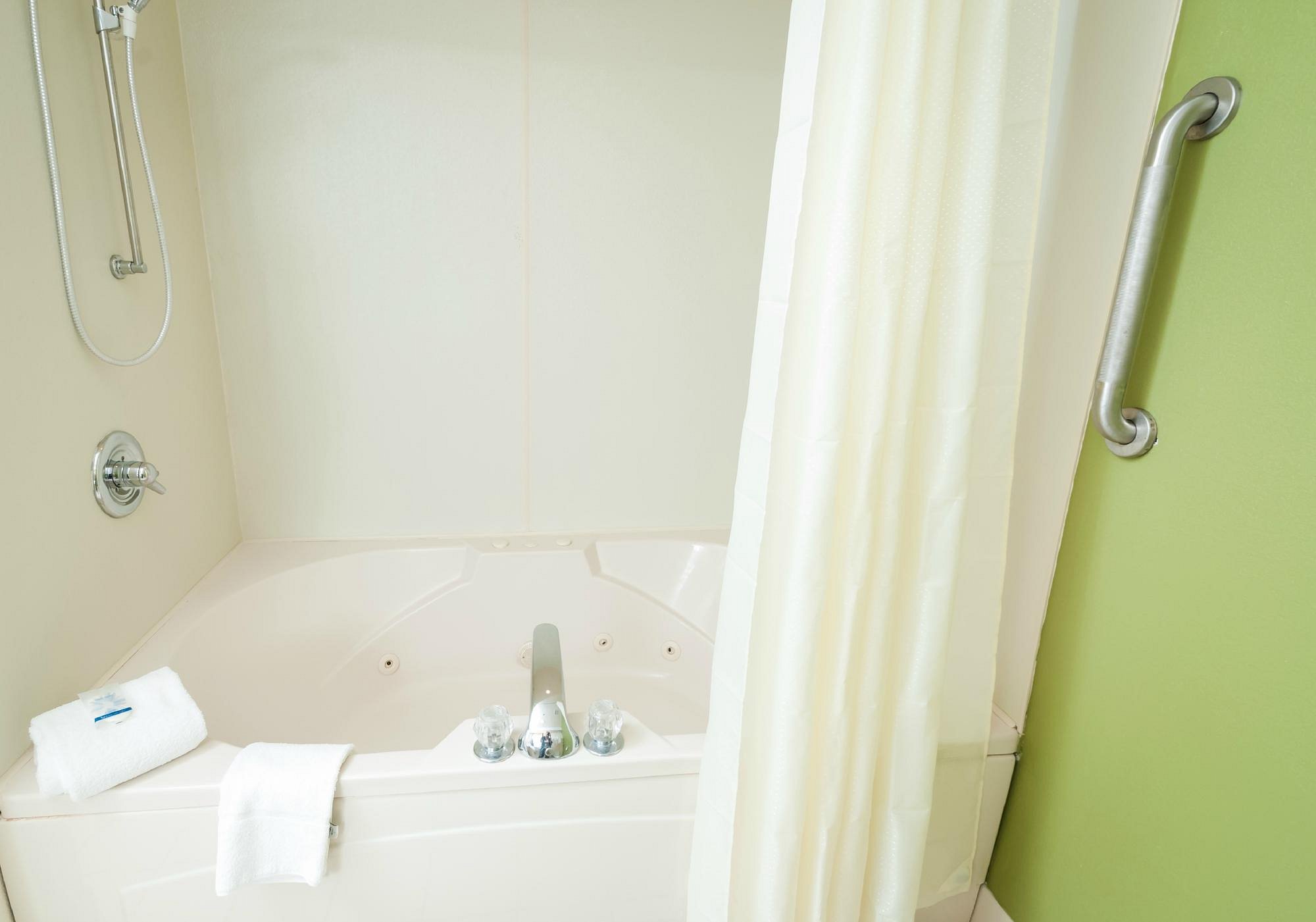 Sleep Inn & Suites Hagerstown has jacuzzi suites