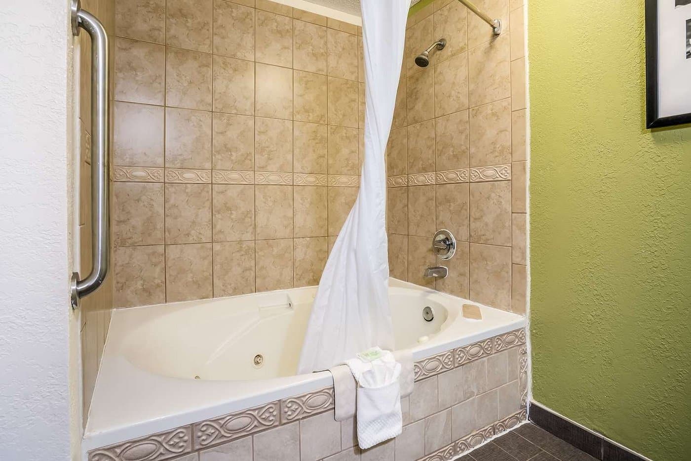 Sleep Inn & Suites Jacksonville Near Camp Lejeune has jacuzzi suites
