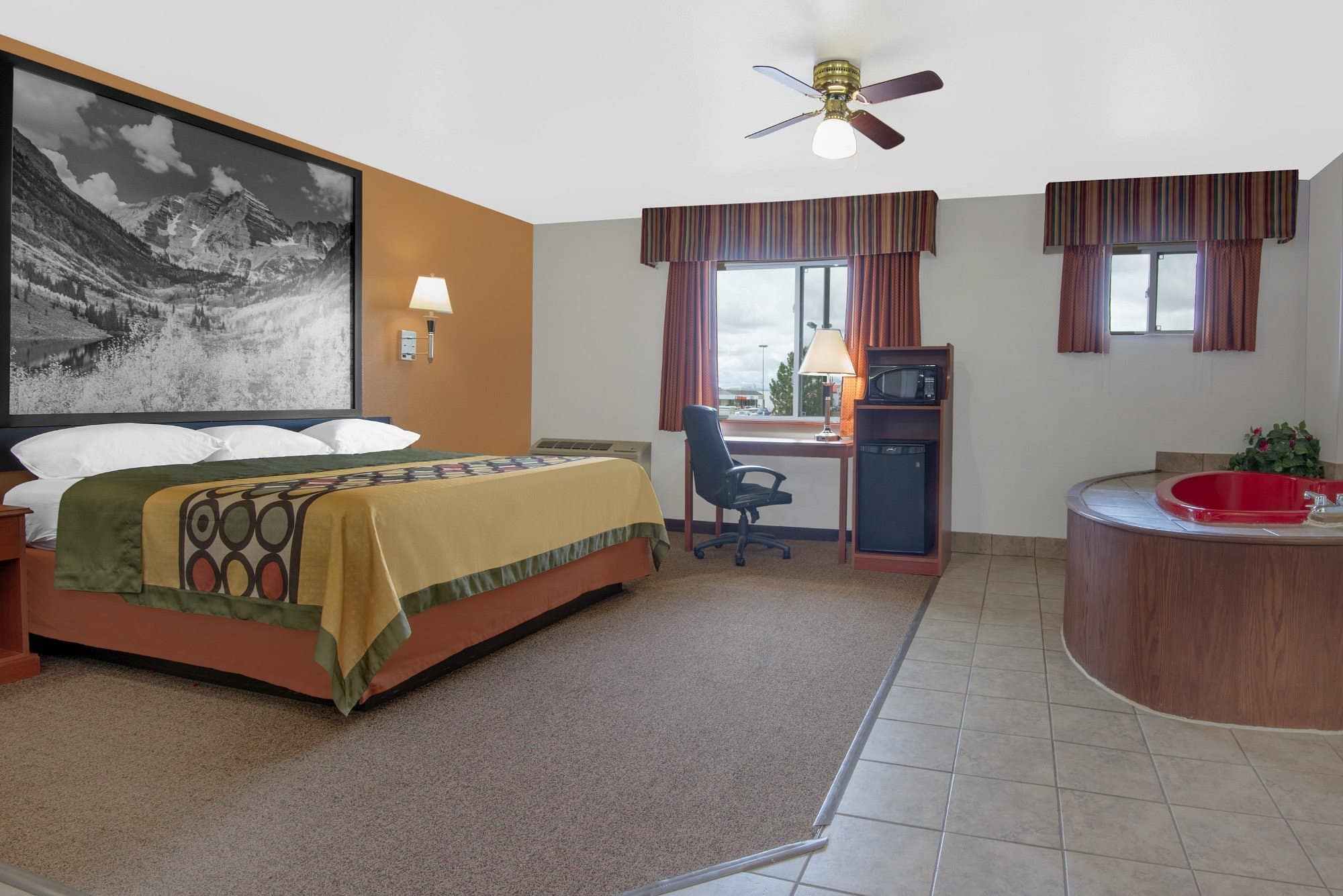 Super 8 by Wyndham Alamosa has jacuzzi suites