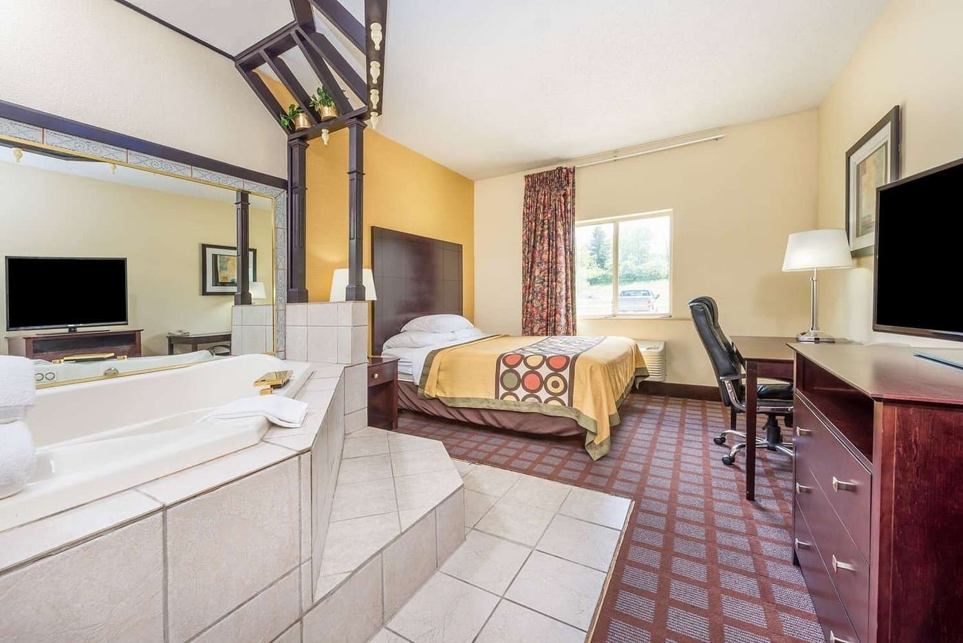 Super 8 by Wyndham Bloomington has jacuzzi suites