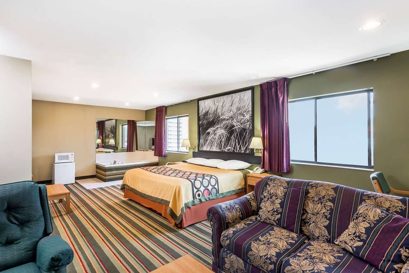 Super 8 by Wyndham Chanute has jacuzzi suites