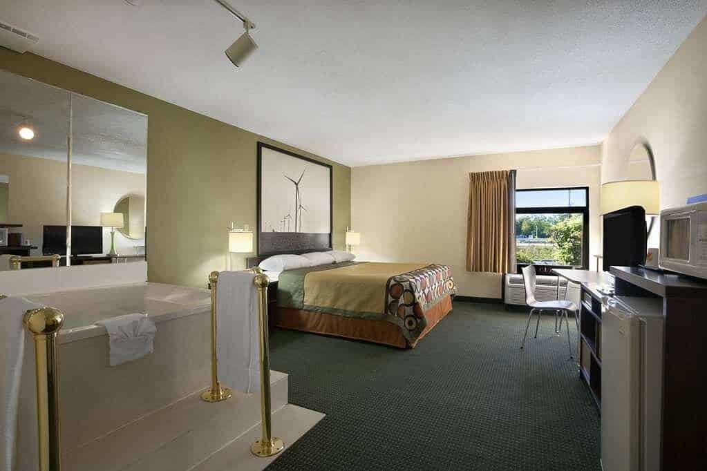 Super 8 by Wyndham Columbia City has jacuzzi suites