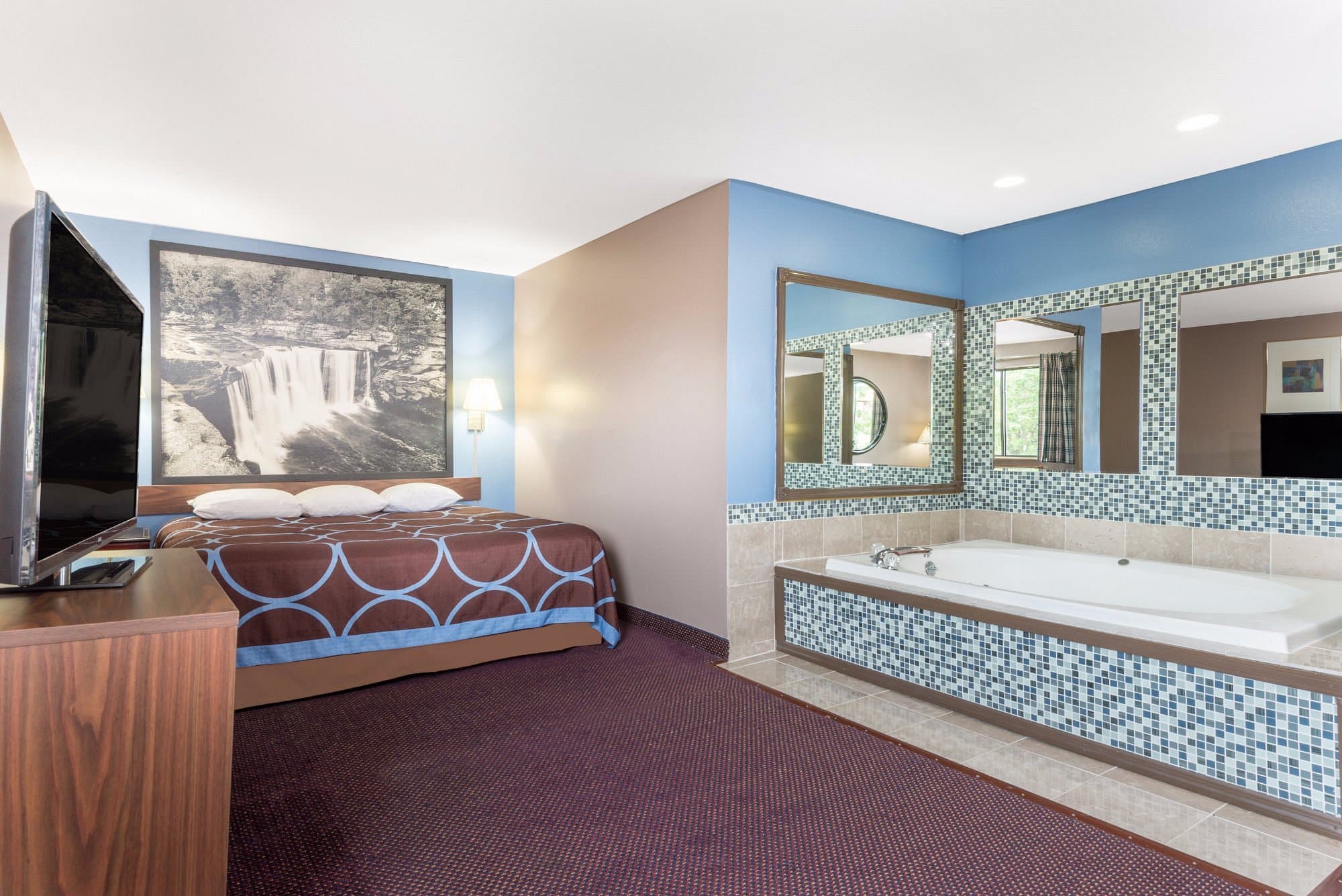 Super 8 by Wyndham Corbin/London KY has jacuzzi suites