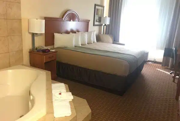 Super 8 by Wyndham Great Bend has rooms with private hot tub
