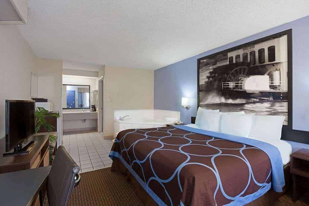 Super 8 by Wyndham Hammond has jacuzzi suites