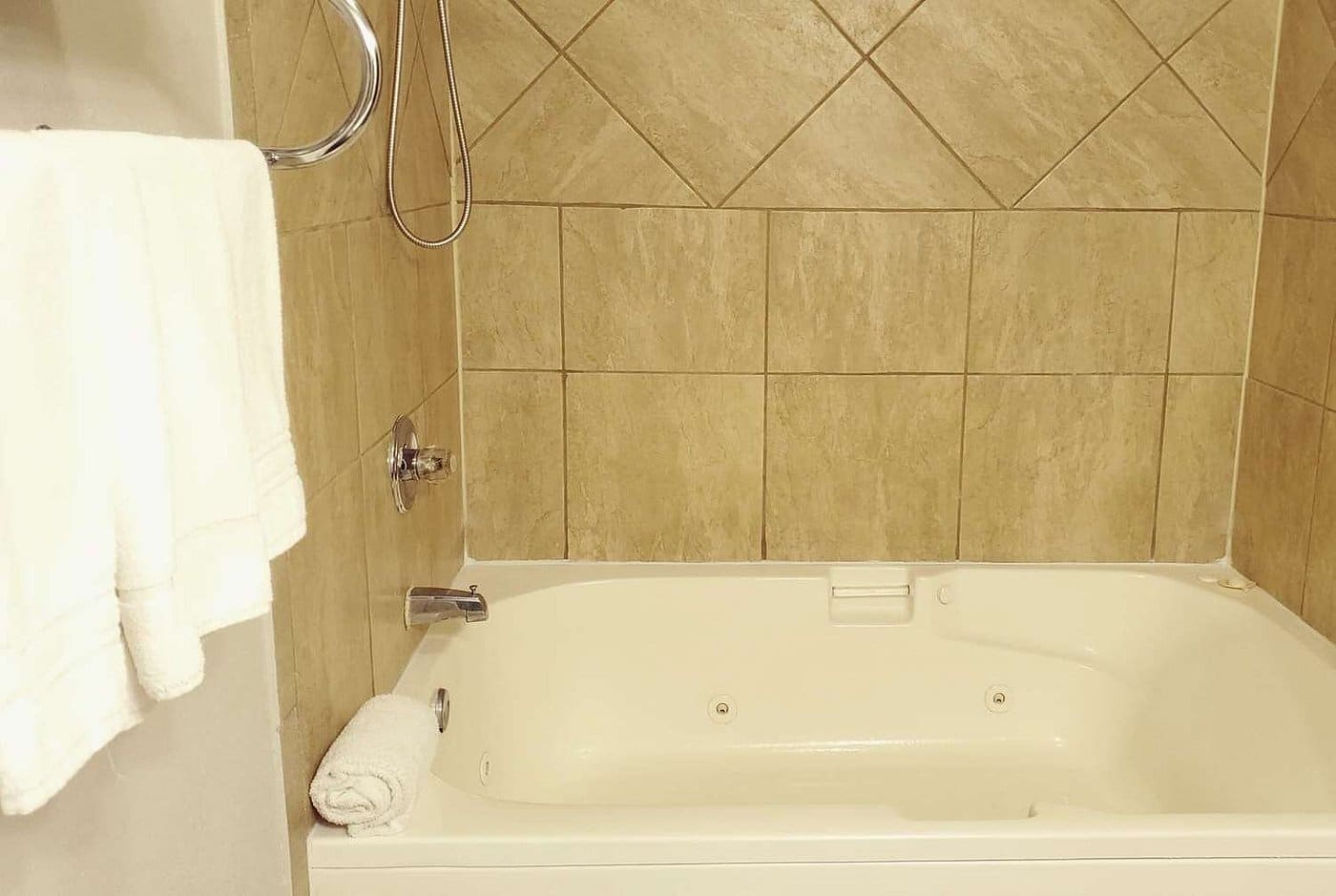 Super 8 by Wyndham High Point/Greensboro has jacuzzi suites
