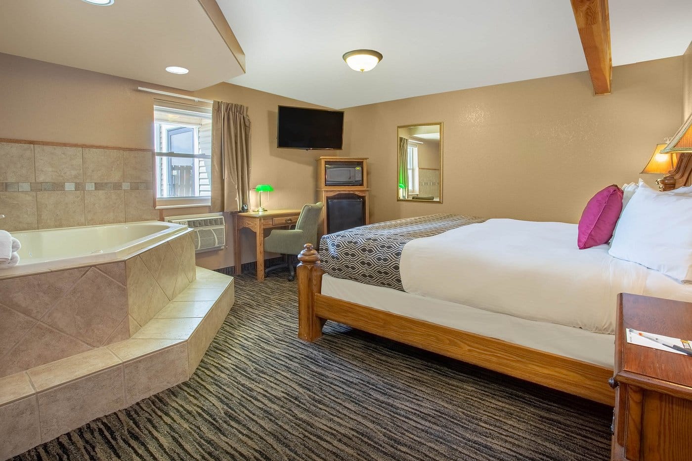 Super 8 by Wyndham Lewistown has jacuzzi suites