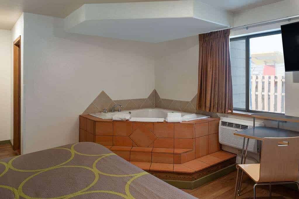Super 8 by Wyndham Livingston has jacuzzi suites