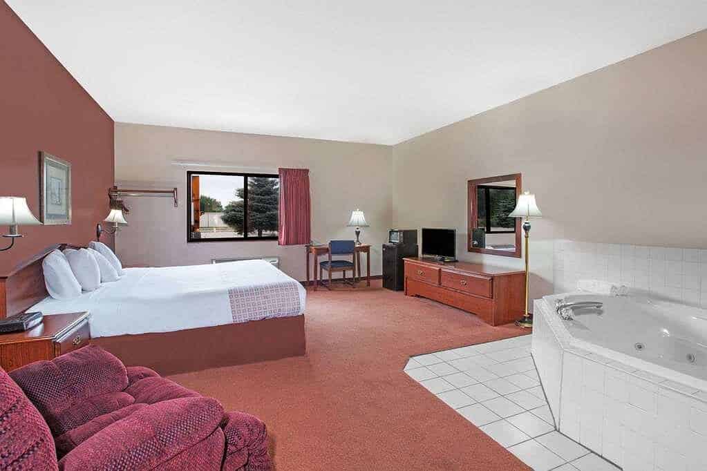 Super 8 by Wyndham Mason City has jacuzzi suites