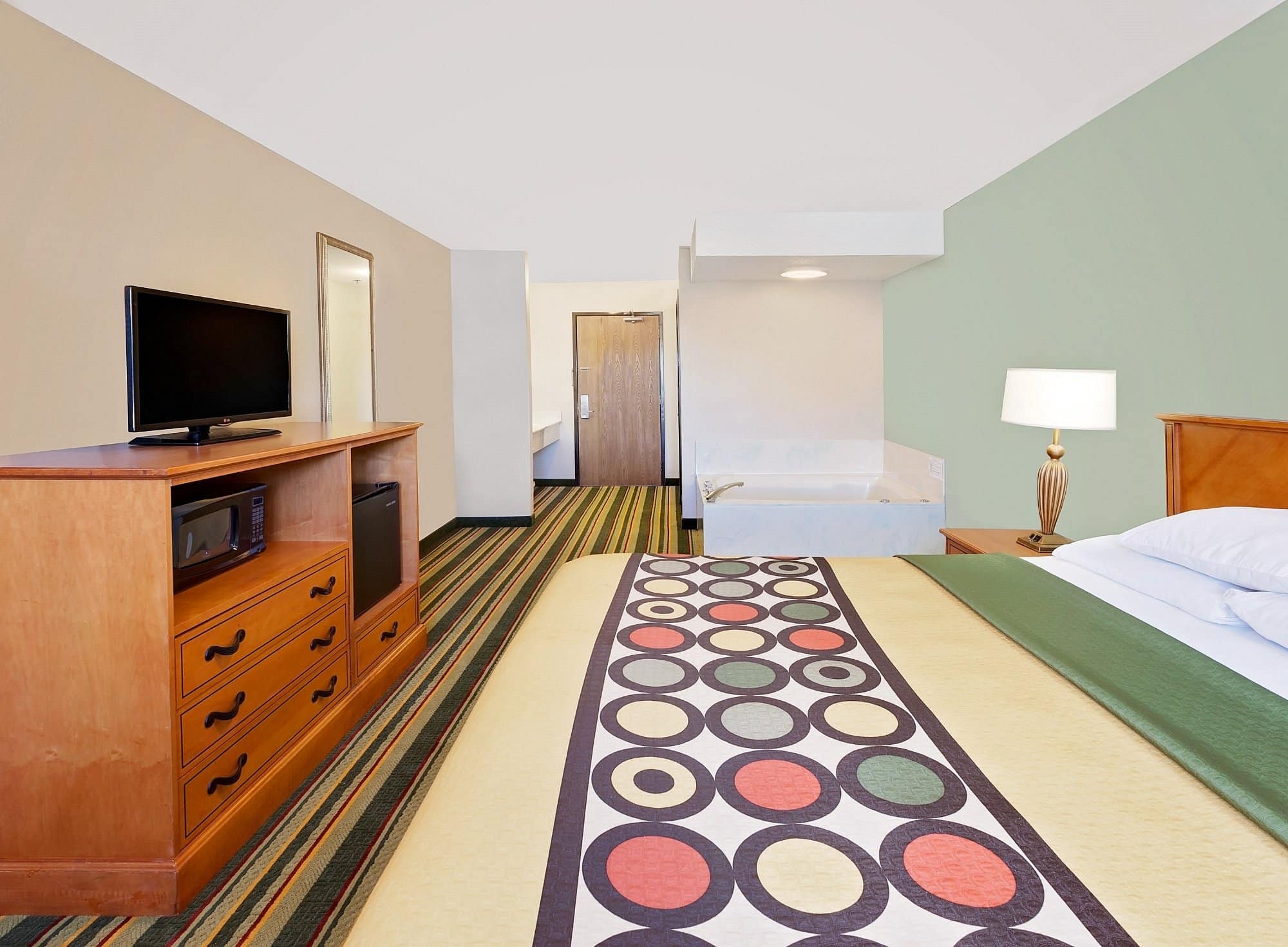 Super 8 by Wyndham Mt. Pleasant has jacuzzi suites