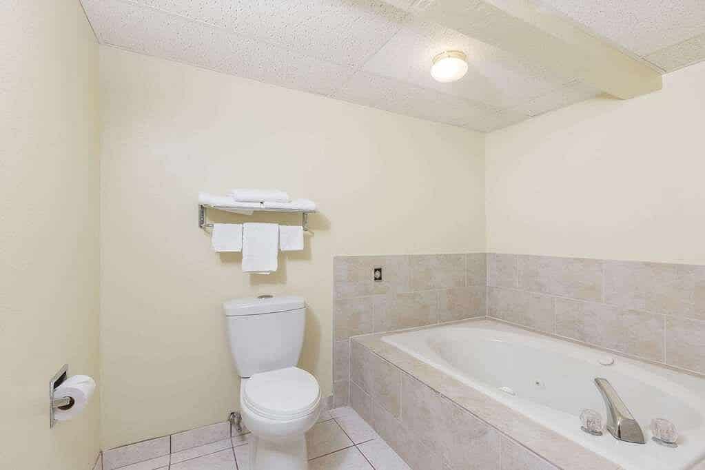 Super 8 by Wyndham Newton has jacuzzi suites