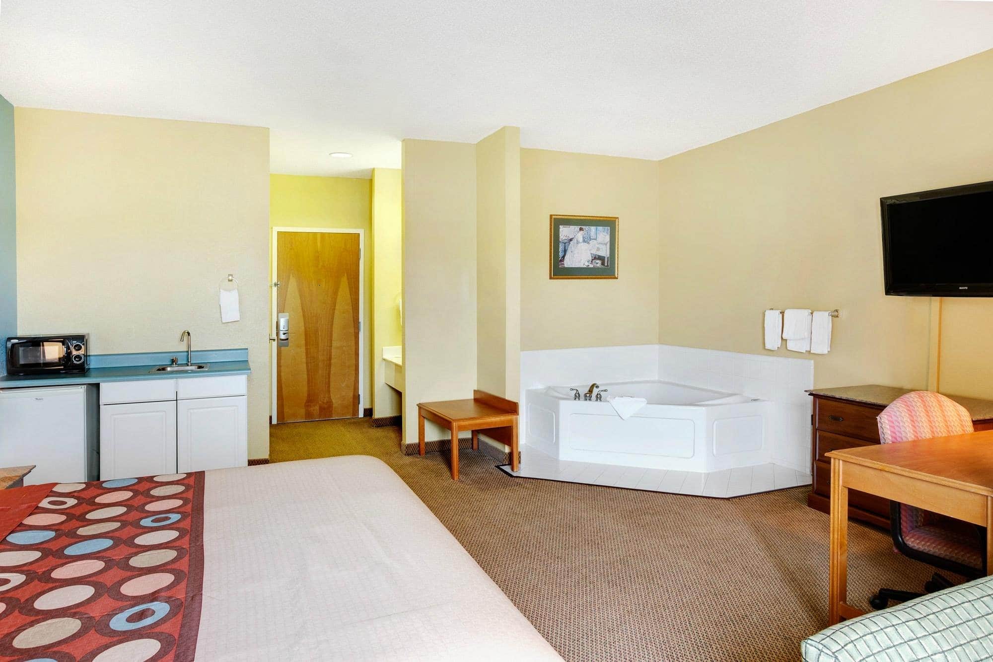 Super 8 by Wyndham Salisbury has jacuzzi suites