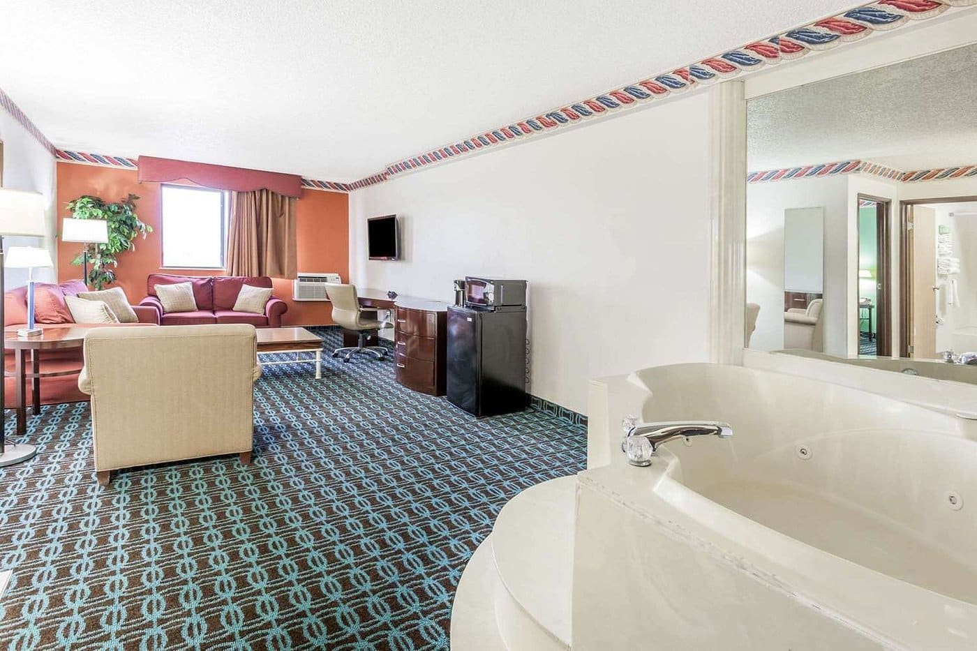 Super 8 by Wyndham Sterling Heights/Detroit Area has jacuzzi suites