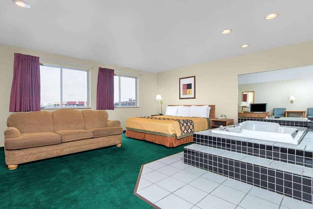 Super 8 by Wyndham Trinidad has jacuzzi suites