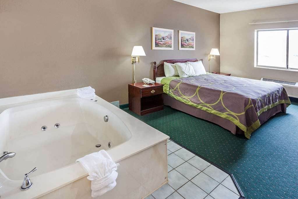 Super 8 by Wyndham Valparaiso has jacuzzi suites