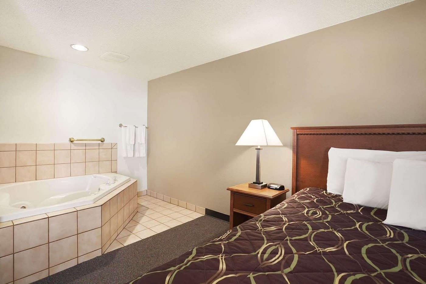 Super 8 by Wyndham Williston ND has jacuzzi suites