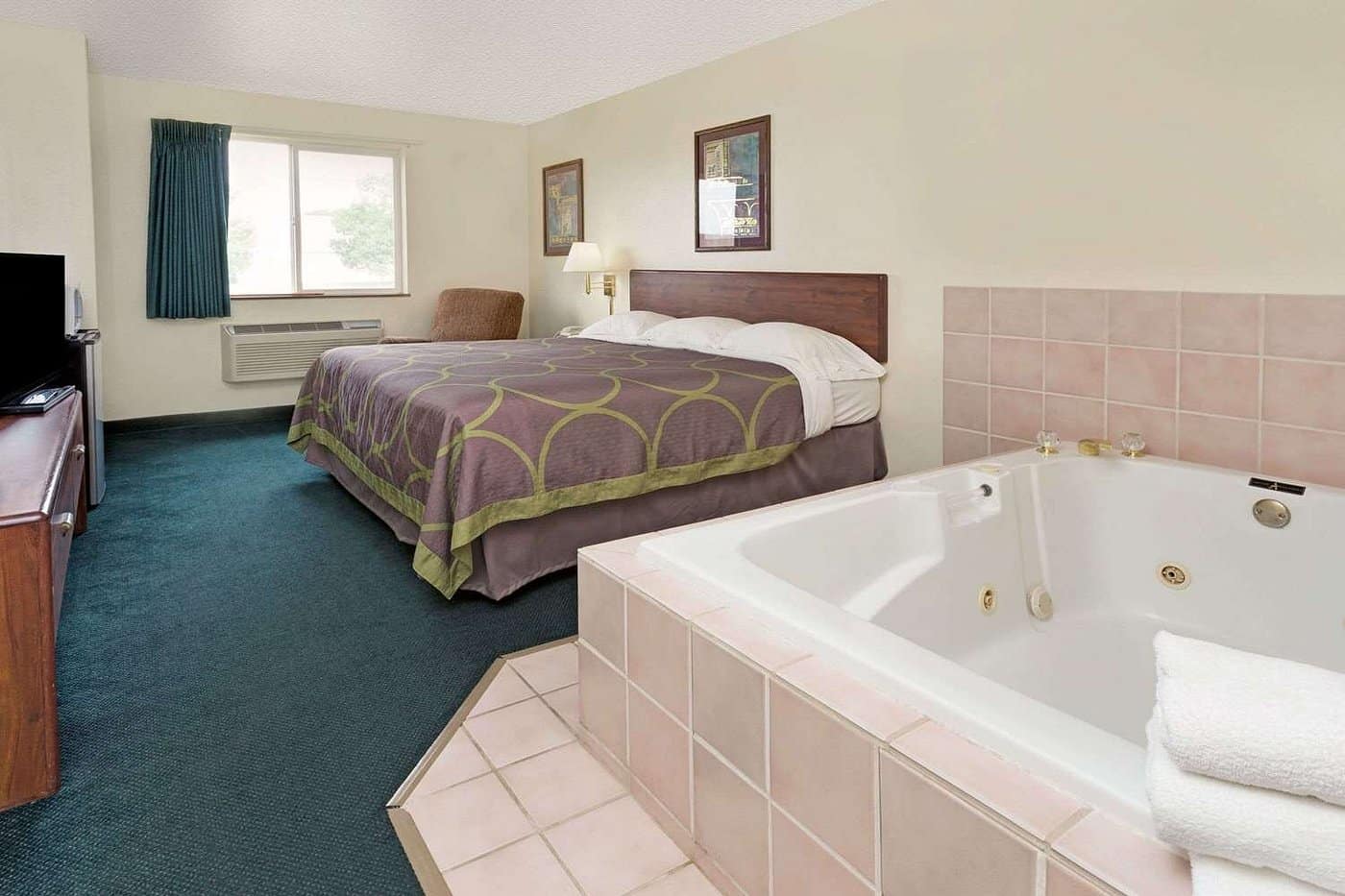 Super 8 by Wyndham Windsor has jacuzzi suites