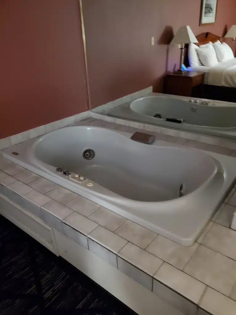 SureStay Plus By Best Western Auburn has jacuzzi suites