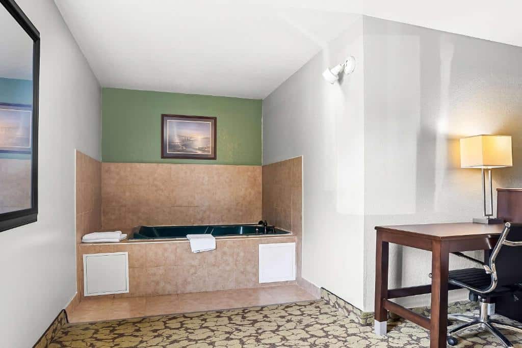 Surestay Plus By Best Western Bettendorf has jacuzzi suites