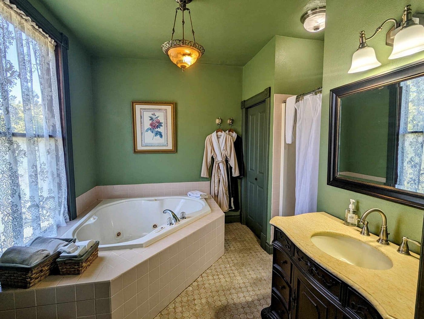 Swantown Inn has jacuzzi suites