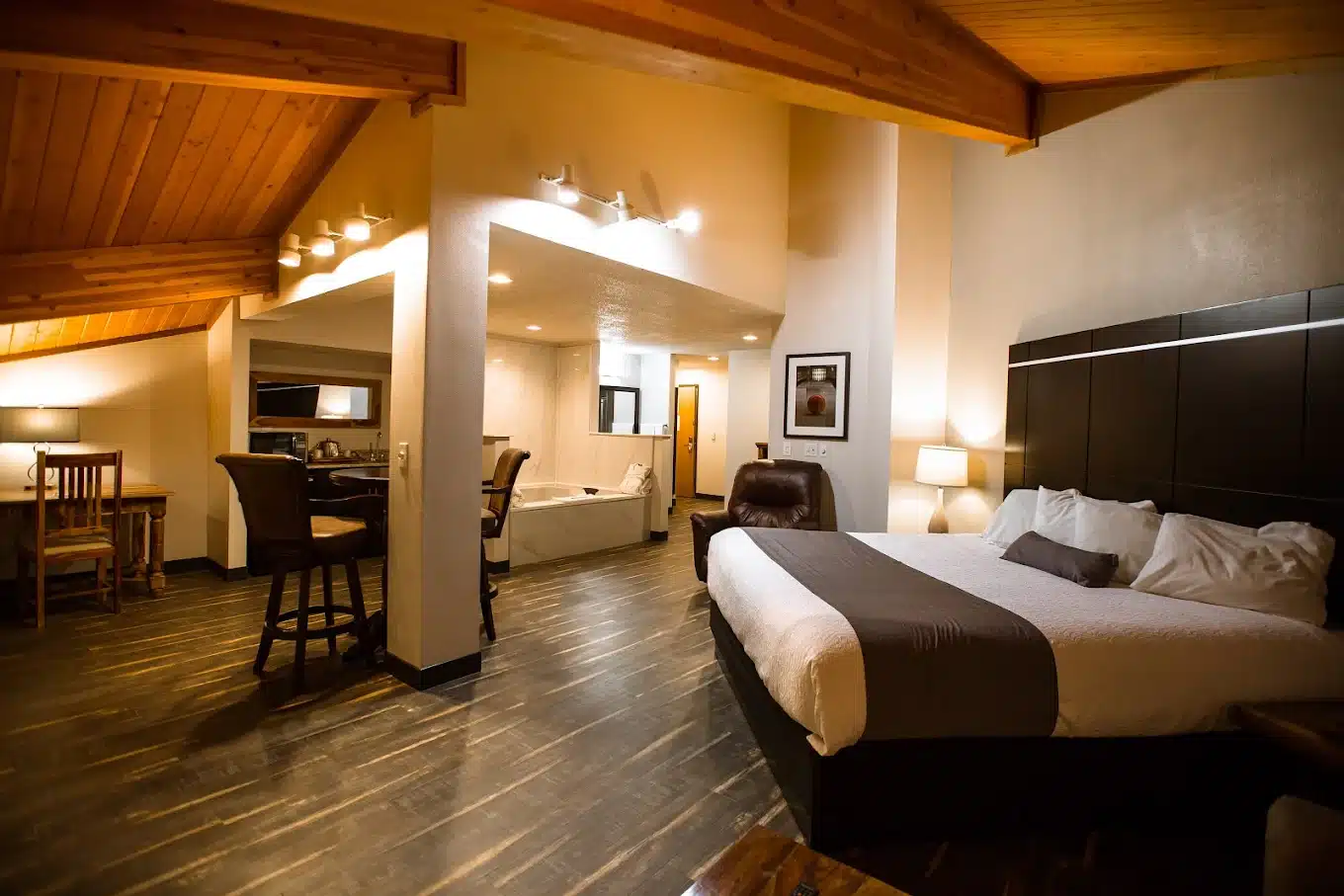 Ten Pin Inn & Suites has jacuzzi suites