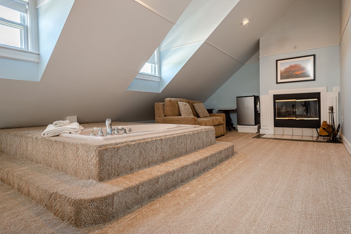 The 1661 Resort has jacuzzi suites