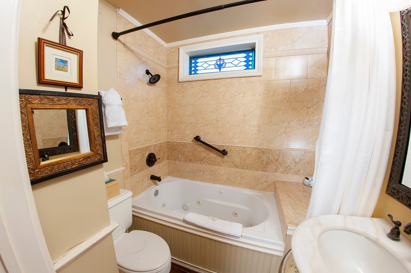The Aerie Bed & Breakfast has jacuzzi suites
