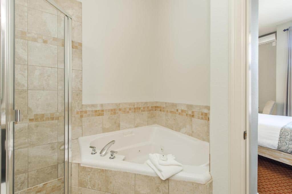 The Bradley Boulder Inn has jacuzzi suites