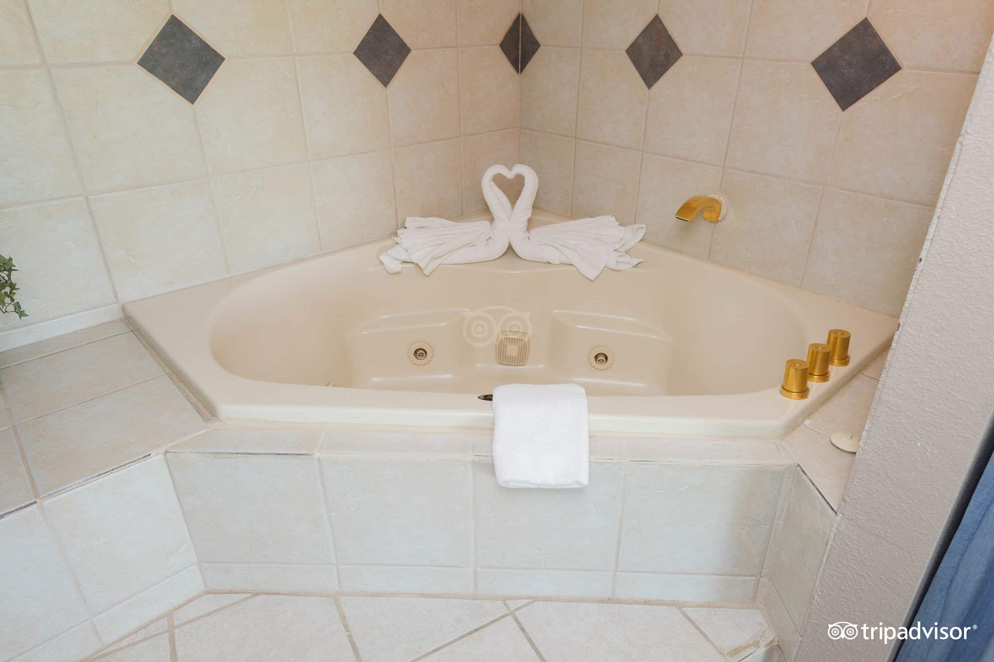 The Breakers Long Beach WA has jacuzzi suites