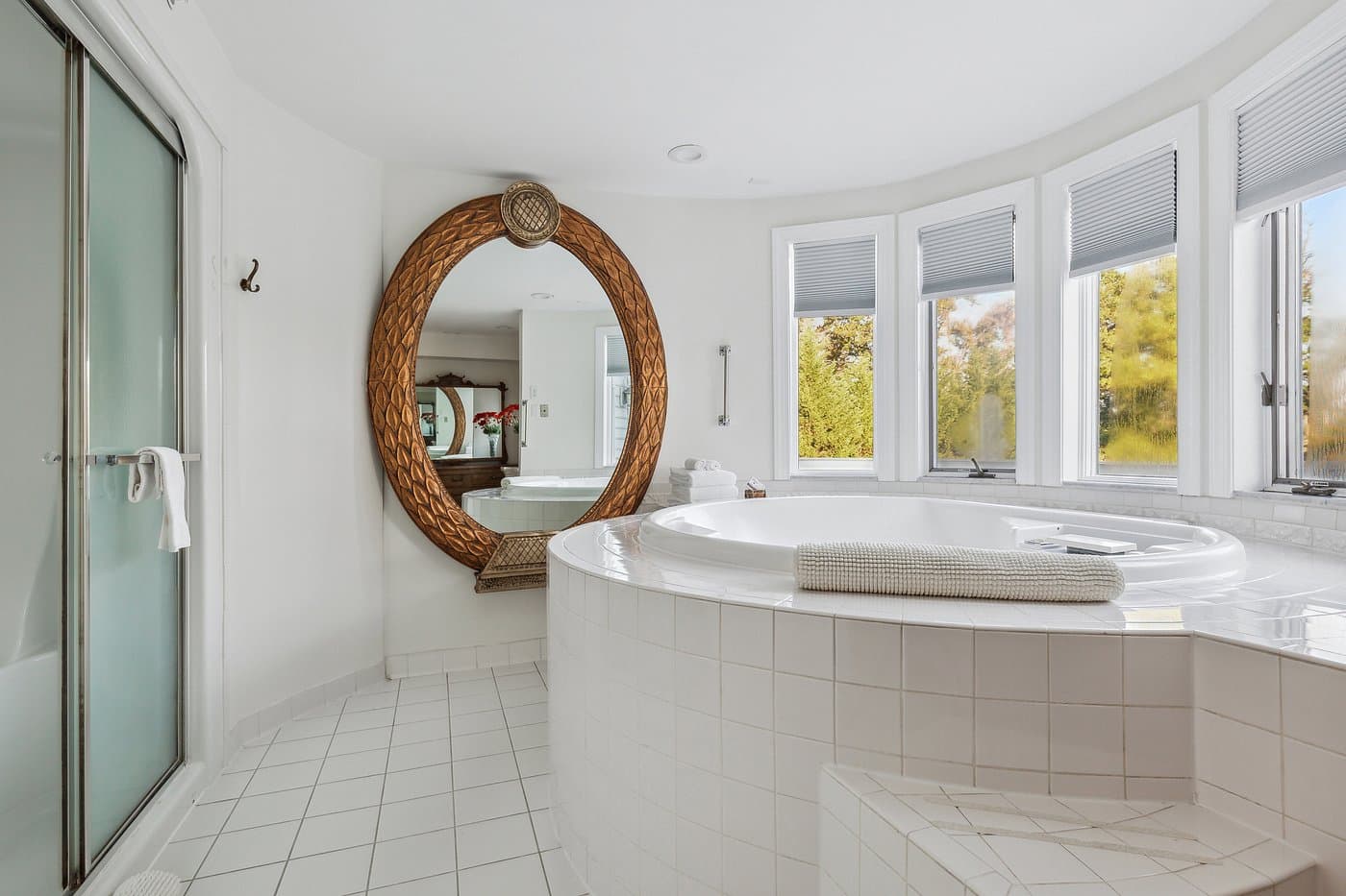 The Columbia Inn at Peralynna has jacuzzi suites